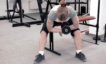 Bicepsový zdvih jednoručně s oporou o stehno (dumbbell concentration curl), koncentrovaný bicepsový zdvih