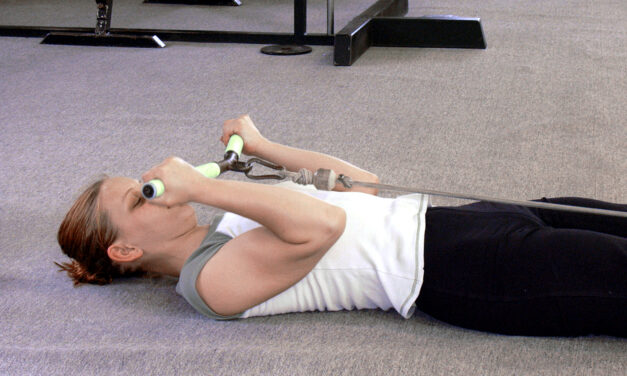 Bicepsový zdvih na spodní kladce v lehu na zádech (lying cable curl)