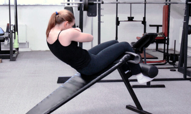 Sed–lehy na šikmé lavici (decline sit-ups)