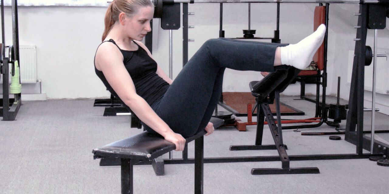 Sklapovačky napříč lavičky (seated knee ups, v-ups)