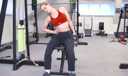 Úklony v sedě s jednoručkou (seated side bend with dumbbell, dumbbell side bend)