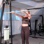Předpažování s velkou činkou v stoji (barbell front raise)