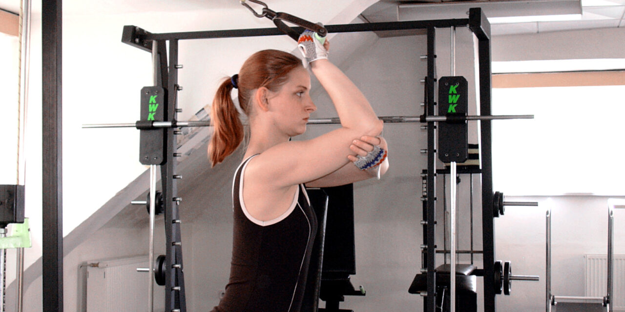 Tricepsové tlaky na horní kladce za hlavou jednoručně (one-arm cable triceps extension)