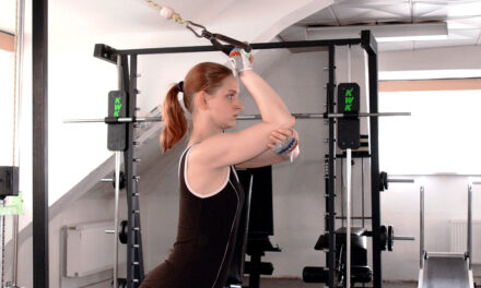 Tricepsové tlaky na horní kladce za hlavou jednoručně (one-arm cable triceps extension)