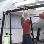 Shyby úzkým paralelním úchopem (close-grip chin-ups)