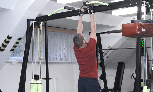 Shyby úzkým paralelním úchopem (close-grip chin-ups)